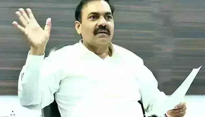 AP: పరారీలో మాజీ మంత్రి కాకాని.. !