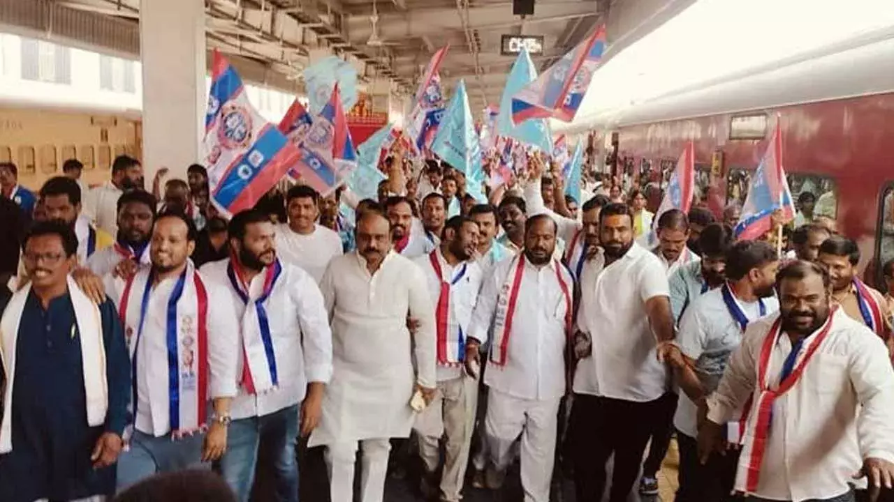Delhi : బీసీ పోరుగర్జనకు హైదరాబాద్ నుండి ప్రత్యేక రైలు Delhi : బీసీ పోరుగర్జనకు హైదరాబాద్ నుండి ప్రత్యేక రైలు