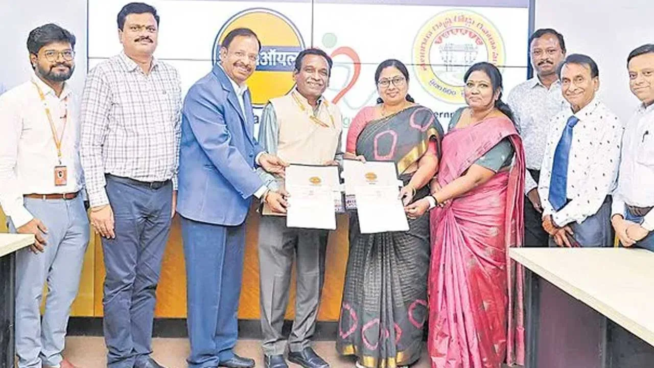TG : గ్రూప్-1లో ఆర్టీసీ విజయం.. ఎండీ సజ్జనార్ సన్మానం TG : గ్రూప్-1లో ఆర్టీసీ విజయం.. ఎండీ సజ్జనార్ సన్మానం