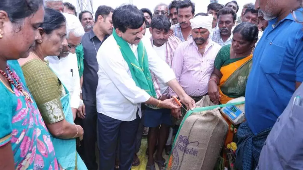 Minister Ponguleti : యాసంగిలోనూ సన్న ధాన్యానికి బోనస్ : మంత్రి పొంగులేటి Minister Ponguleti : యాసంగిలోనూ సన్న ధాన్యానికి బోనస్ : మంత్రి పొంగులేటి