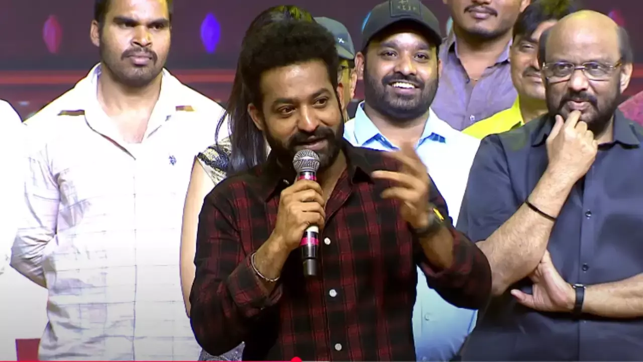 NTR  :  ఎన్టీఆర్, నాగవంశీ ఏది నిజం..? NTR  :  ఎన్టీఆర్, నాగవంశీ ఏది నిజం..?