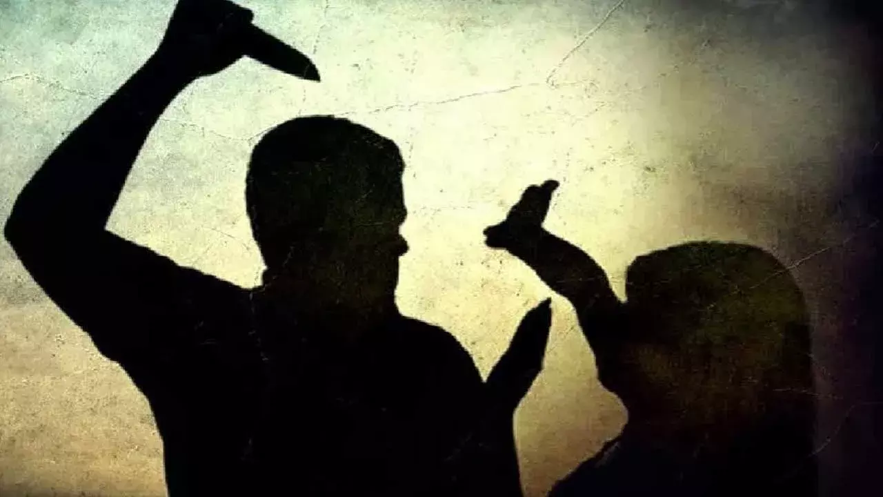 Visakhapatnam : మరో యువతిపై కత్తితో దాడి.. పరిస్థితి విషమం