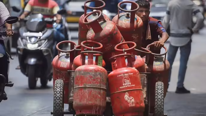 Lpg Gas : డొమెస్టిక్ వంట గ్యాస్ సిలిండర్పై రూ. 50 వడ్డింపు Lpg Gas : డొమెస్టిక్ వంట గ్యాస్ సిలిండర్పై రూ. 50 వడ్డింపు