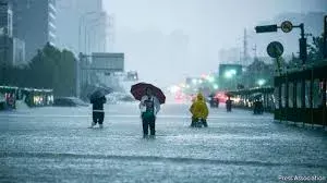 USA: అమెరికాలో వరదలు, టోర్నడోలు.. USA: అమెరికాలో వరదలు, టోర్నడోలు..