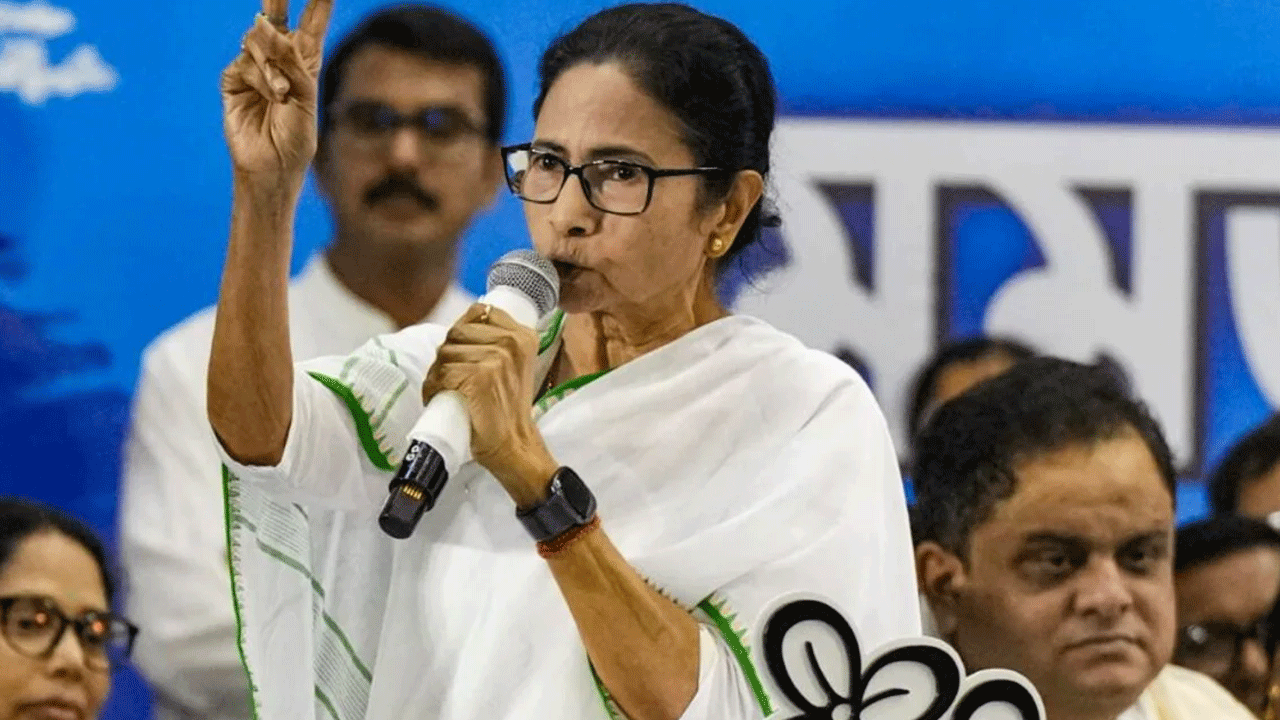CM Mamata Banerjee: నేను బ్రతికున్నంత వరకు బెంగాల్ లో ఎవరికీ ఉద్యోగాలు పోవు.. CM Mamata Banerjee: నేను బ్రతికున్నంత వరకు బెంగాల్ లో ఎవరికీ ఉద్యోగాలు పోవు..