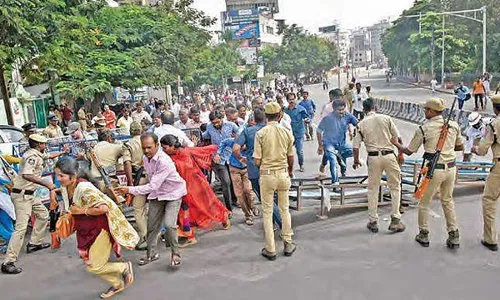 Mahabubabad : చెరువు కట్ట డెవలప్ చేయాలని గ్రామస్తుల ధర్నా Mahabubabad : చెరువు కట్ట డెవలప్ చేయాలని గ్రామస్తుల ధర్నా