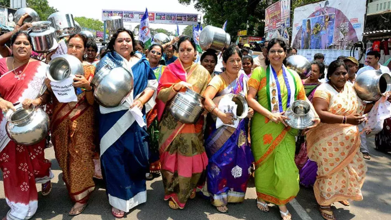 YSR Kadapa District : మంచి నీళ్ల కోసం వైఎస్ఆర్ కడప జిల్లాలో మహిళల ఆందోళన