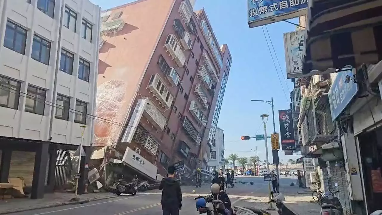 Taiwan Earthquake : తైవాన్లో భూకంపం.. భవనాలు షేక్ Taiwan Earthquake : తైవాన్లో భూకంపం.. భవనాలు షేక్