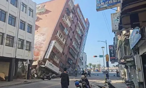 Taiwan Earthquake : తైవాన్లో భూకంపం.. భవనాలు షేక్ Taiwan Earthquake : తైవాన్లో భూకంపం.. భవనాలు షేక్