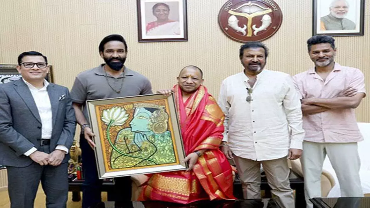 Kannaappa Team : యూపీ సీఎం యోగీని కలిసిన మంచు విష్ణు, మోహన్ బాబు Kannaappa Team : యూపీ సీఎం యోగీని కలిసిన మంచు విష్ణు, మోహన్ బాబు