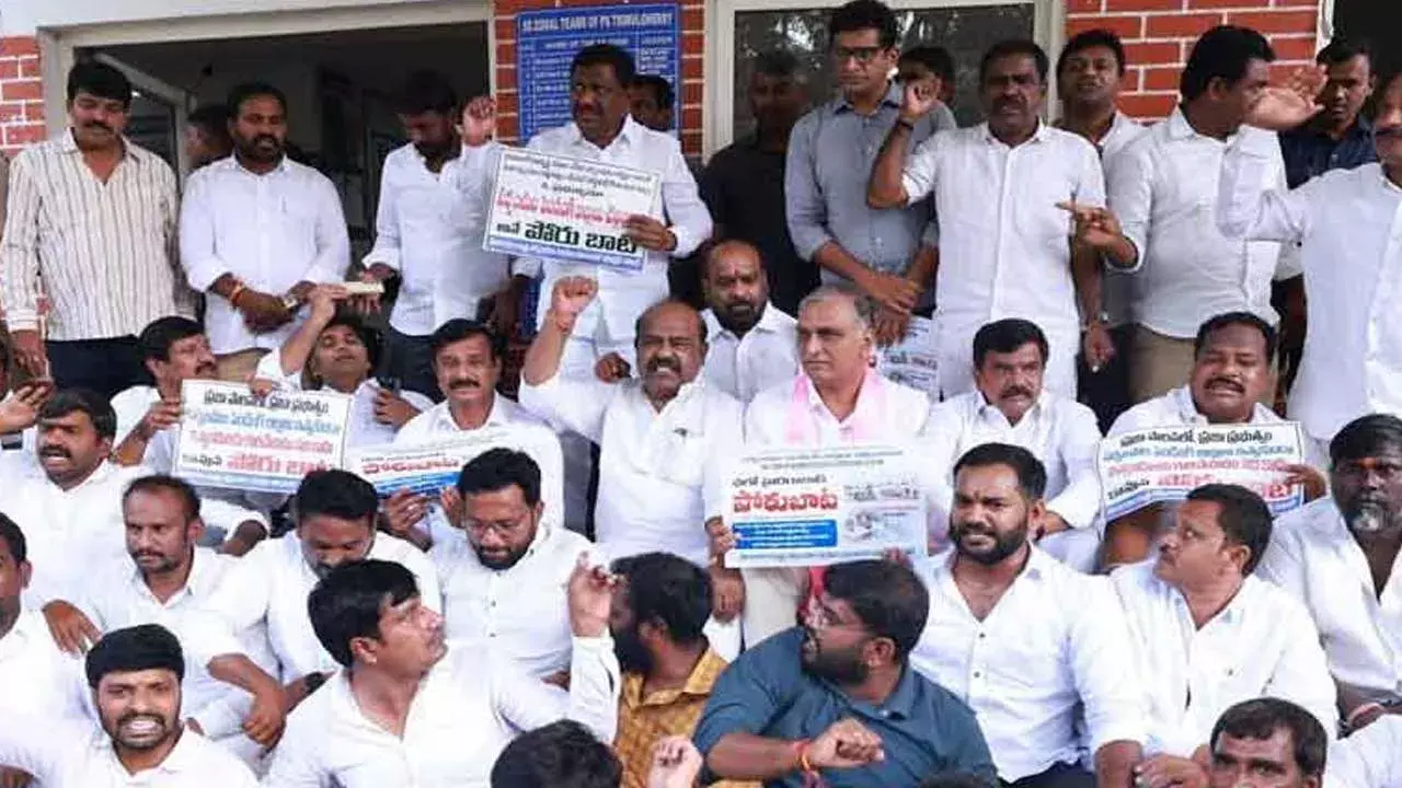 TG : పెండింగ్ బిల్లులు చెల్లించండి.. మాజీ సర్పంచ్ ల నిరసన