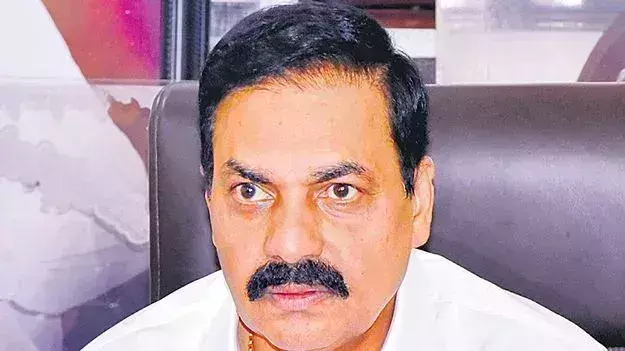 KAKANI: మాజీ మంత్రి కాకాణిపై లుకౌట్ నోటీసులు KAKANI: మాజీ మంత్రి కాకాణిపై లుకౌట్ నోటీసులు