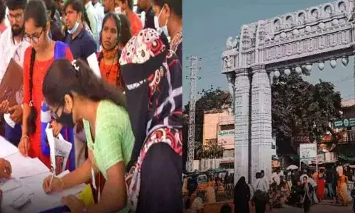 Job Mela : జాబ్ మేళాకు పోటెత్తిన నిరుద్యోగులు.. వరంగల్ లో తొక్కిసలాట Job Mela : జాబ్ మేళాకు పోటెత్తిన నిరుద్యోగులు.. వరంగల్ లో తొక్కిసలాట