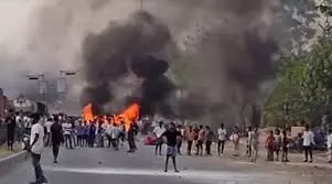 Bengal Waqf Violence: వక్ఫ్ అల్లర్లలో ముగ్గురు మృతి.. Bengal Waqf Violence: వక్ఫ్ అల్లర్లలో ముగ్గురు మృతి..