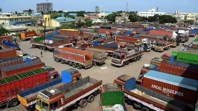 Karnataka: కర్ణాటకలో సమ్మెలోకి 6 లక్షల ట్రక్కర్లు Karnataka: కర్ణాటకలో సమ్మెలోకి 6 లక్షల ట్రక్కర్లు