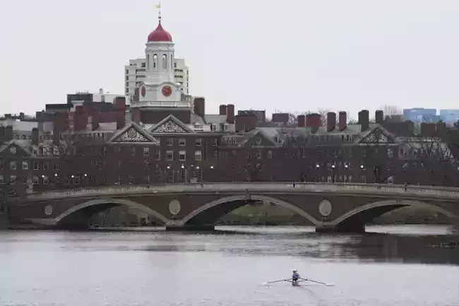 Trump: హార్వర్డ్ యూనివర్సిటీకి ట్రంప్ సర్కార్ భారీ షాక్! Trump: హార్వర్డ్ యూనివర్సిటీకి ట్రంప్ సర్కార్ భారీ షాక్!