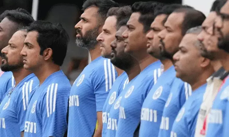 డ్రెస్సింగ్ రూమ్ న్యూస్ లీక్.. ముగ్గురిని తొలగించనున్న బీసీసీఐ డ్రెస్సింగ్ రూమ్ న్యూస్ లీక్.. ముగ్గురిని తొలగించనున్న బీసీసీఐ