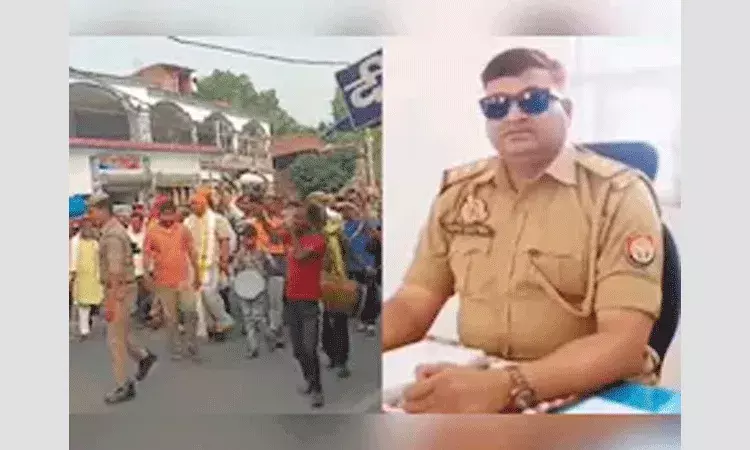 బదిలీ అయిన పోలీస్ అధికారికి ఘనంగా వీడ్కోలు పలికిన స్థానికులు.. బదిలీ అయిన పోలీస్ అధికారికి ఘనంగా వీడ్కోలు పలికిన స్థానికులు..