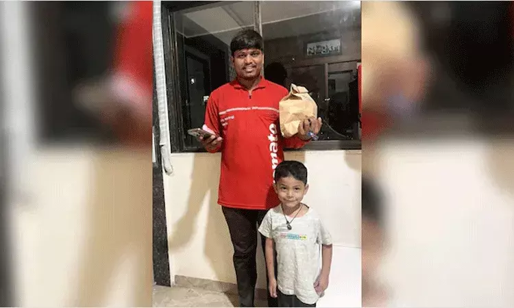 జొమాటో ఏజెంట్ తన కొడుకును వెంట తీసుకుని హోమ్ డెలివరీ.. జొమాటో ఏజెంట్ తన కొడుకును వెంట తీసుకుని హోమ్ డెలివరీ..
