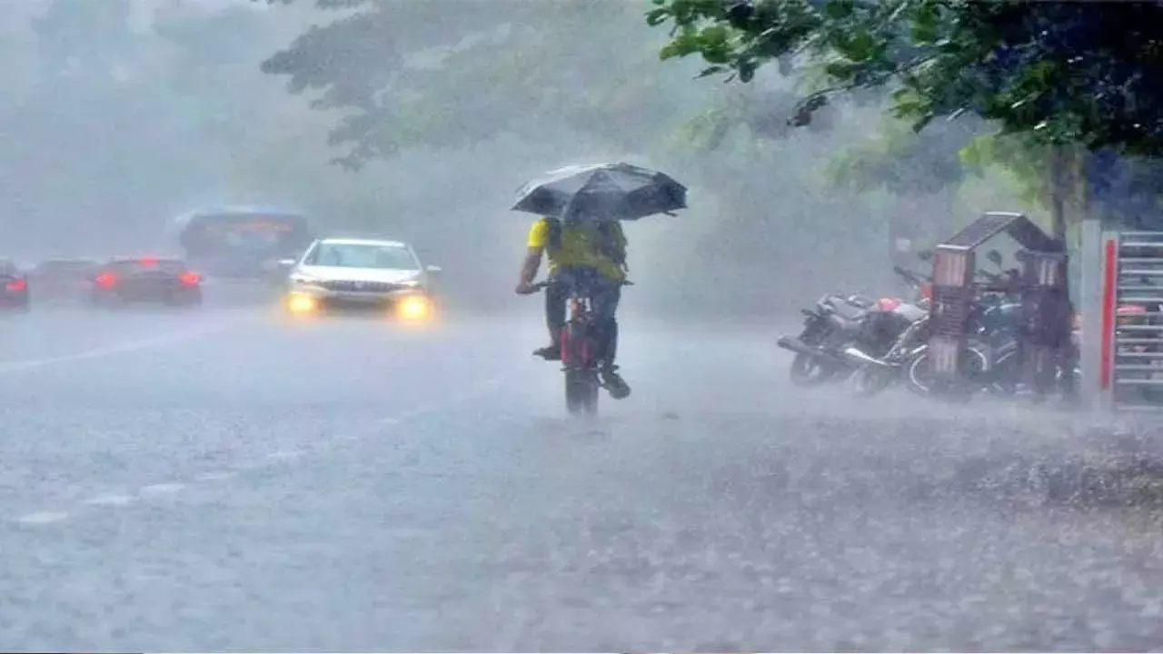 AP : ఏపీలో భారీ వర్షాలు.. బయటకు రావొద్దు AP : ఏపీలో భారీ వర్షాలు.. బయటకు రావొద్దు