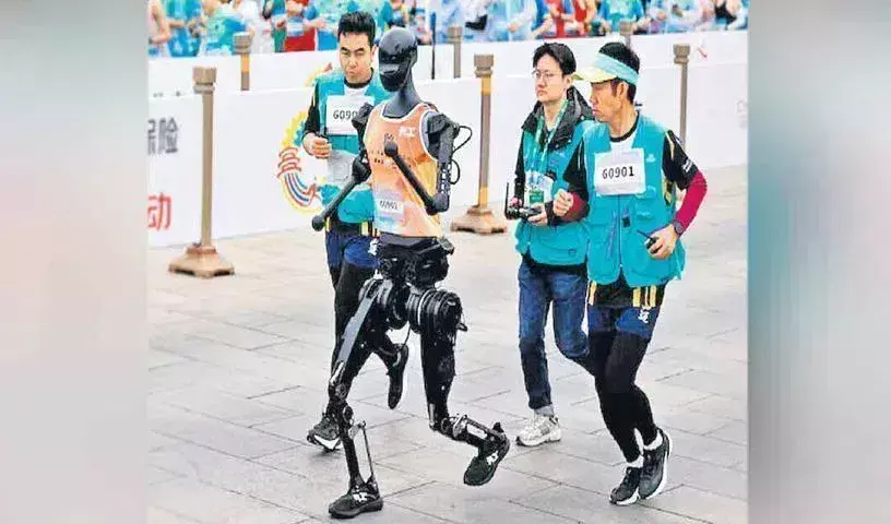 China: మనుషులతో రోబోల పరుగు పోటీ China: మనుషులతో రోబోల పరుగు పోటీ