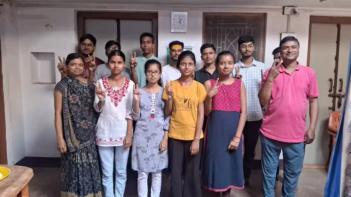 JEE Main exam: ఒకే గ్రామం నుంచి జేఈఈ మెయిన్లో 40 మందికి పైగా ఉత్తీర్ణత.. JEE Main exam: ఒకే గ్రామం నుంచి జేఈఈ మెయిన్లో 40 మందికి పైగా ఉత్తీర్ణత..