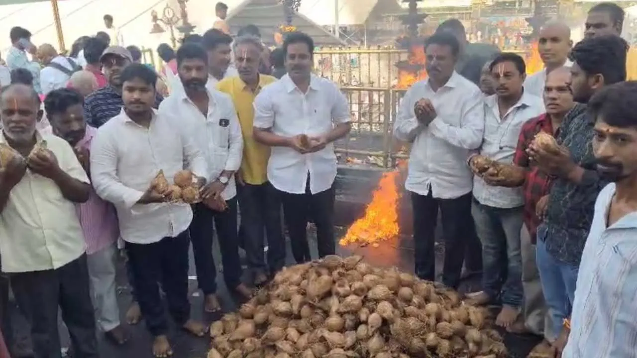 AP : చంద్రబాబు పుట్టిన రోజున తిరుమలలో టీడీపీ శ్రేణులు ప్రేత్యేక పూజలు AP : చంద్రబాబు పుట్టిన రోజున తిరుమలలో టీడీపీ శ్రేణులు ప్రేత్యేక పూజలు