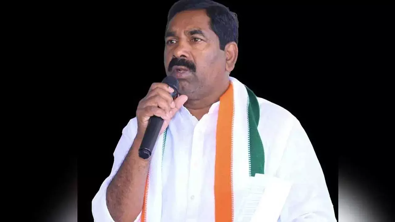 MLA KR Nagaraju : సభ కోసం చెరువులను పూడ్చితే మీరేం చేస్తున్నారు.. ఎమ్మెల్యే ఫైర్ MLA KR Nagaraju : సభ కోసం చెరువులను పూడ్చితే మీరేం చేస్తున్నారు.. ఎమ్మెల్యే ఫైర్