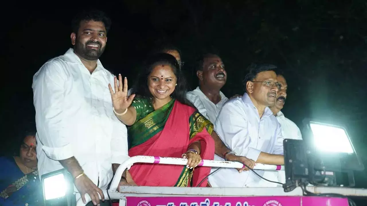 MLC Kavitha : ముగ్గురు మంత్రులున్నా పనులు సున్నా.. కవిత విసుర్లు MLC Kavitha : ముగ్గురు మంత్రులున్నా పనులు సున్నా.. కవిత విసుర్లు
