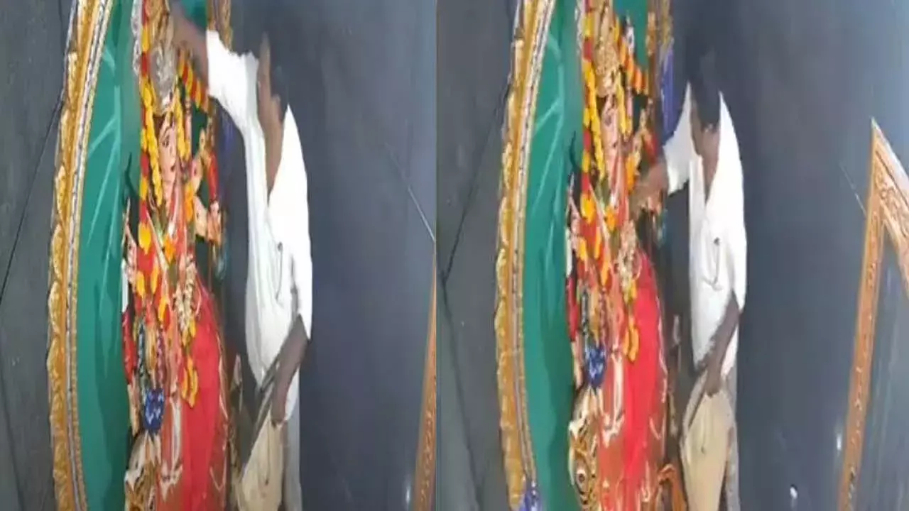 Kakinada Temple : అమ్మవారి మెడలో తాళి తెంపుకుపోయిన దొంగ