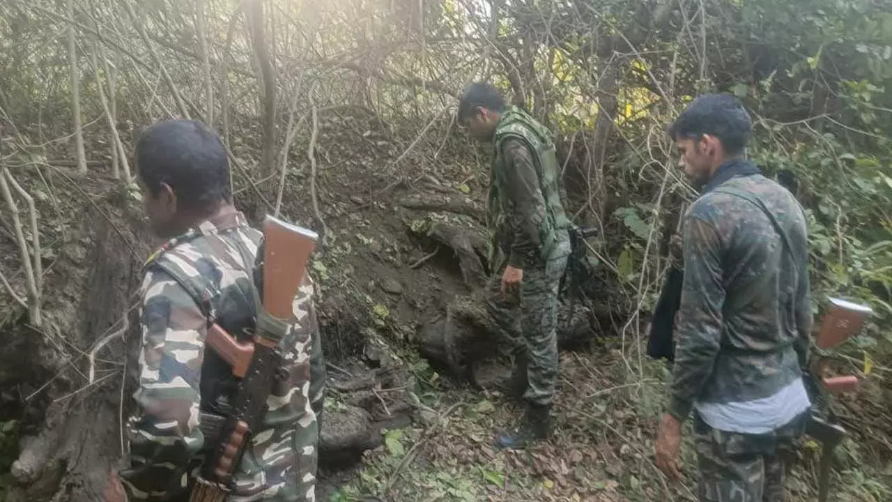 Encounter in Jharkhand : జార్ఖండ్ లో ఎన్ కౌంటర్.. ఆరుగురు మావోలు మృతి Encounter in Jharkhand : జార్ఖండ్ లో ఎన్ కౌంటర్.. ఆరుగురు మావోలు మృతి