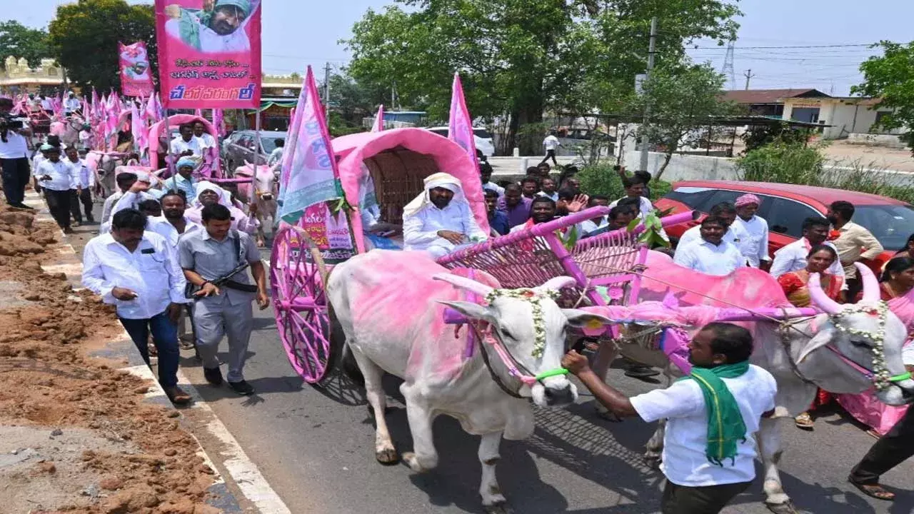 BRS : వరంగల్‌ సభకు ఎడ్లబండ్లపై బయల్దేరిన బీఆర్ఎస్ నేతలు