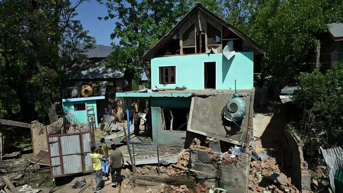 Pahalgam Terror Attack: పహల్గాం ఉగ్రదాడి.. ఐదుగురు టెర్రరిస్టుల ఇళ్లు పేల్చివేత Pahalgam Terror Attack: పహల్గాం ఉగ్రదాడి.. ఐదుగురు టెర్రరిస్టుల ఇళ్లు పేల్చివేత