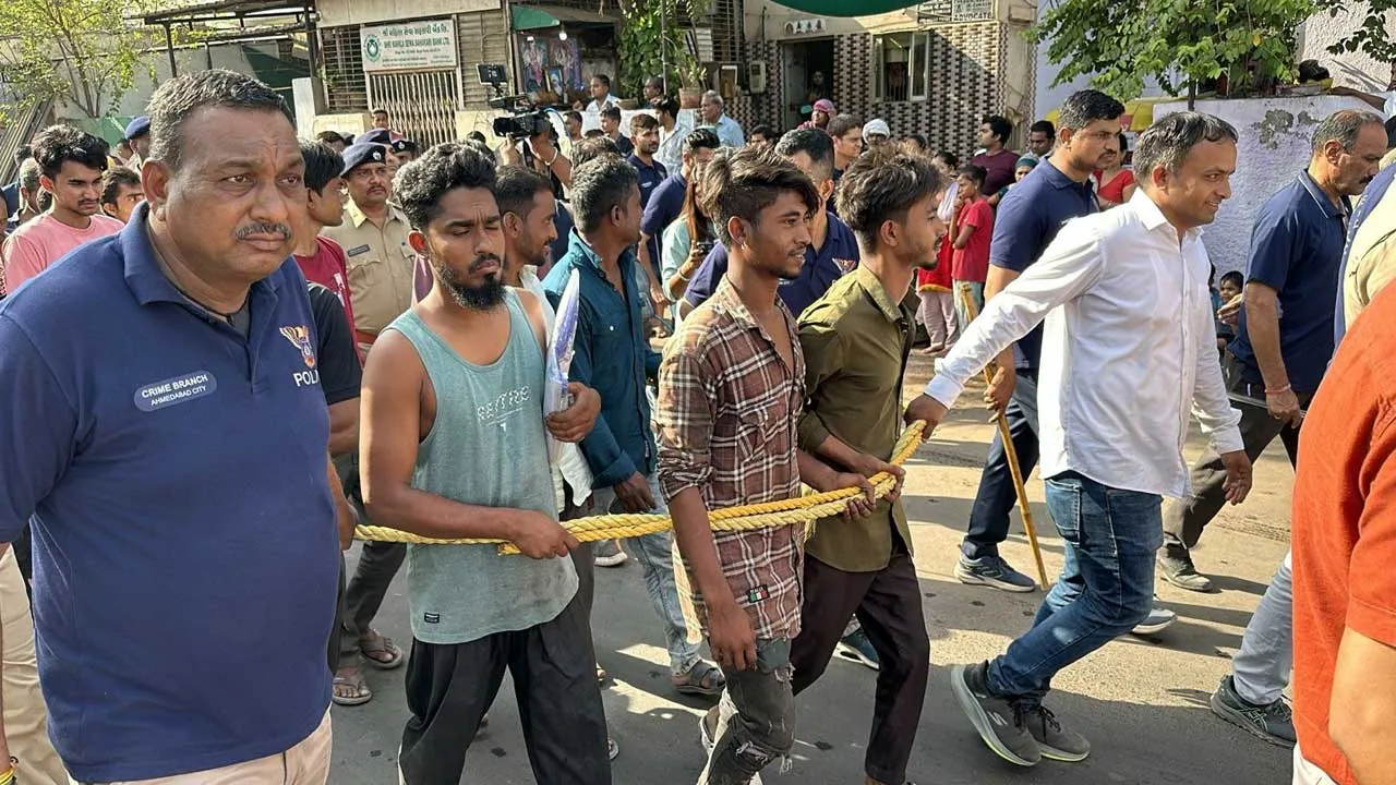 Gujarat State : అహ్మదాబాద్ లో వలసదారుల ఏరివేత Gujarat State : అహ్మదాబాద్ లో వలసదారుల ఏరివేత