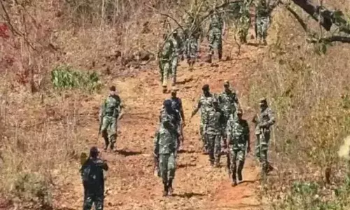 KARREGUTTALU: బాంబుల మోతతో దద్దరిల్లుతోన్న కర్రెగుట్టలు