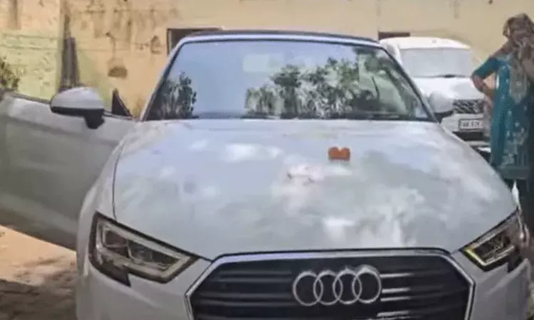 బ్యాంకు ఉద్యోగాన్ని వదులుకుని ఆడి కారులో పాలు డెలివరీ..