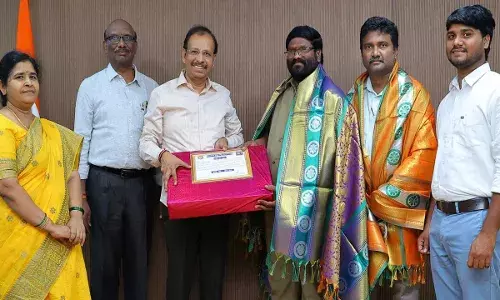 TG : కండక్టర్ నిజాయితీ.. 13 లక్షల విలువైన బ్యాగు అప్పగింత TG : కండక్టర్ నిజాయితీ.. 13 లక్షల విలువైన బ్యాగు అప్పగింత