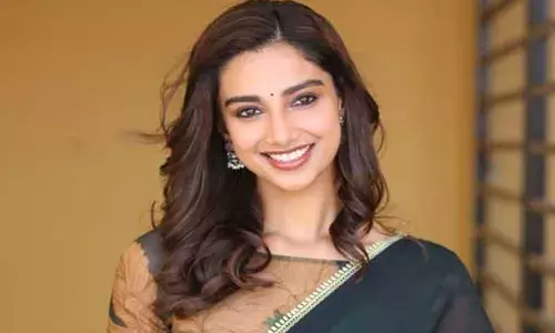 Meenakshi Chaudhary : సీనియర్ హీరోలతో నటిస్తా.. ఇబ్బంది ఏమీ లేదు : మీనాక్షి చౌదరి Meenakshi Chaudhary : సీనియర్ హీరోలతో నటిస్తా.. ఇబ్బంది ఏమీ లేదు : మీనాక్షి చౌదరి