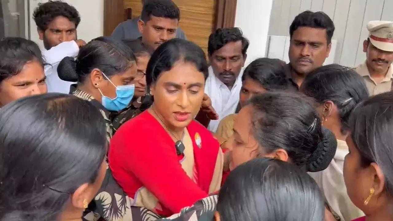 YS Sharmila : షర్మిల హౌజ్ అరెస్ట్.. పోలీసులతో వాగ్వాదం YS Sharmila : షర్మిల హౌజ్ అరెస్ట్.. పోలీసులతో వాగ్వాదం