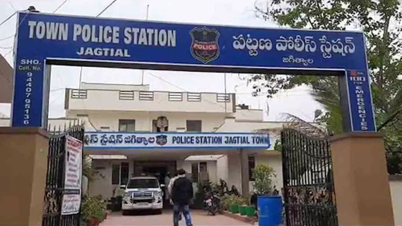 TG : పోలీస్ స్టేషన్ ముందు వృద్ధురాలు ఆత్మహత్యాయత్నం TG : పోలీస్ స్టేషన్ ముందు వృద్ధురాలు ఆత్మహత్యాయత్నం