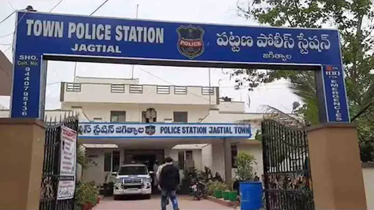 TG : పోలీస్ స్టేషన్ ముందు వృద్ధురాలు ఆత్మహత్యాయత్నం TG : పోలీస్ స్టేషన్ ముందు వృద్ధురాలు ఆత్మహత్యాయత్నం