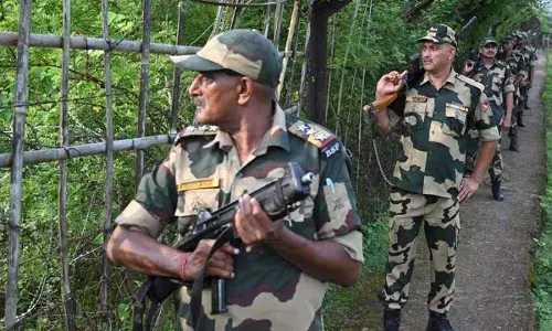 India-Bangladesh Border : భారత్-బంగ్లా సరిహద్దుల్లో హై అలర్ట్ India-Bangladesh Border : భారత్-బంగ్లా సరిహద్దుల్లో హై అలర్ట్