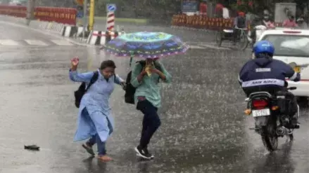 Delhi: ఢిల్లీని హడలెత్తించిన భారీ వర్షం-100 విమానాలు ఆలస్యం Delhi: ఢిల్లీని హడలెత్తించిన భారీ వర్షం-100 విమానాలు ఆలస్యం