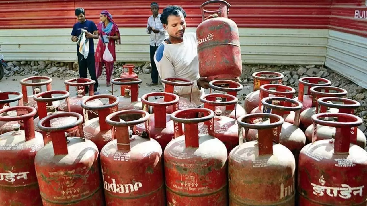 Gas Cylinder Prices : గుడ్ న్యూస్.. తగ్గిన కమర్షియల్ గ్యాస్ సిలిండర్ ధర Gas Cylinder Prices : గుడ్ న్యూస్.. తగ్గిన కమర్షియల్ గ్యాస్ సిలిండర్ ధర