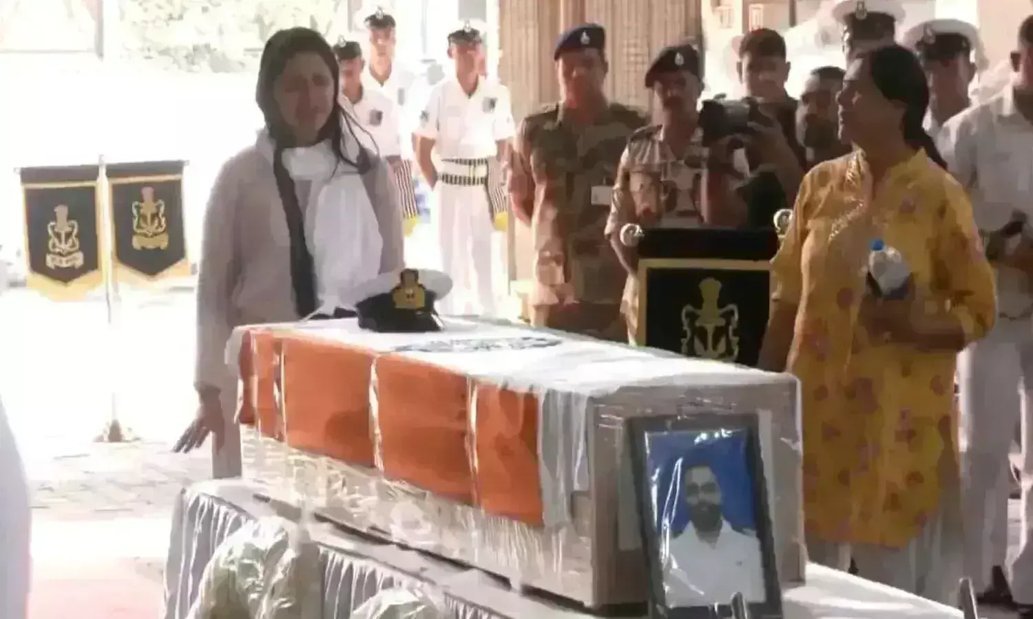 Navy Officer Vinay Narwal Wife:  ముస్లింలు, కశ్మీరీలకు వ్యతిరేకం కాదు  పహల్గాంలో మరణించిన నేవీ ఆఫీసర్ భార్య Navy Officer Vinay Narwal Wife:  ముస్లింలు, కశ్మీరీలకు వ్యతిరేకం కాదు  పహల్గాంలో మరణించిన నేవీ ఆఫీసర్ భార్య