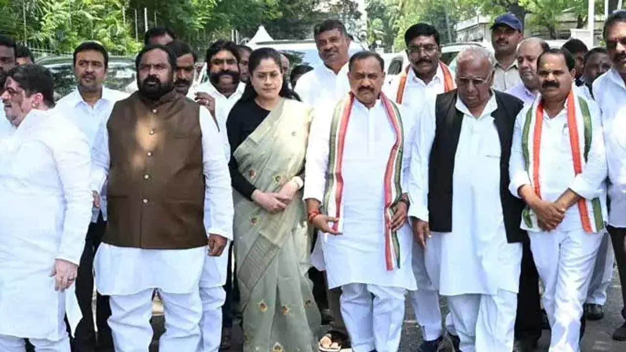 Congress BC Leaders : గవర్నర్ ను కలవనున్న కాంగ్రెస్ బీసీ నేతలు Congress BC Leaders : గవర్నర్ ను కలవనున్న కాంగ్రెస్ బీసీ నేతలు