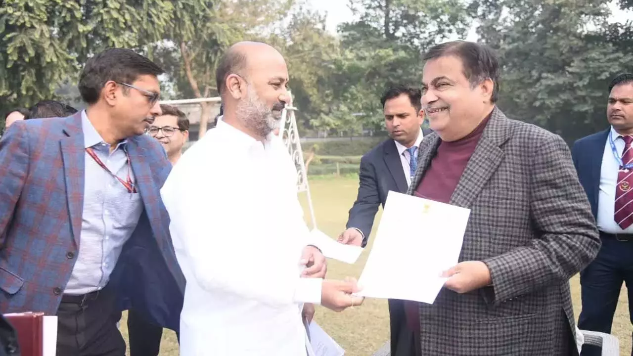 Bandi Sanjay : కరీంనగర్-పిట్లం మార్గాన్ని నేషనల్ హైవేగా ప్రకటించండి .. బండి సంజయ్ Bandi Sanjay : కరీంనగర్-పిట్లం మార్గాన్ని నేషనల్ హైవేగా ప్రకటించండి .. బండి సంజయ్