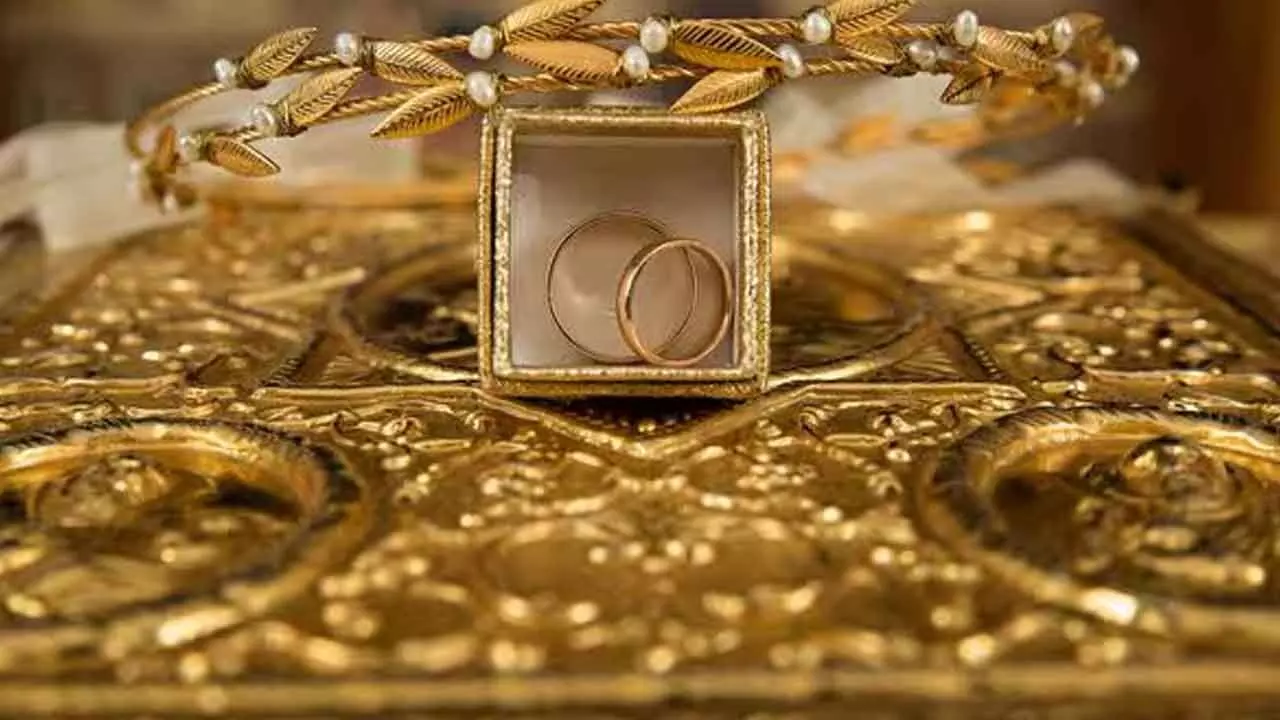 Treasure: సరదాగా హైకింగ్కు వెళ్తే.. కోట్ల నిధి లభ్యం Treasure: సరదాగా హైకింగ్కు వెళ్తే.. కోట్ల నిధి లభ్యం