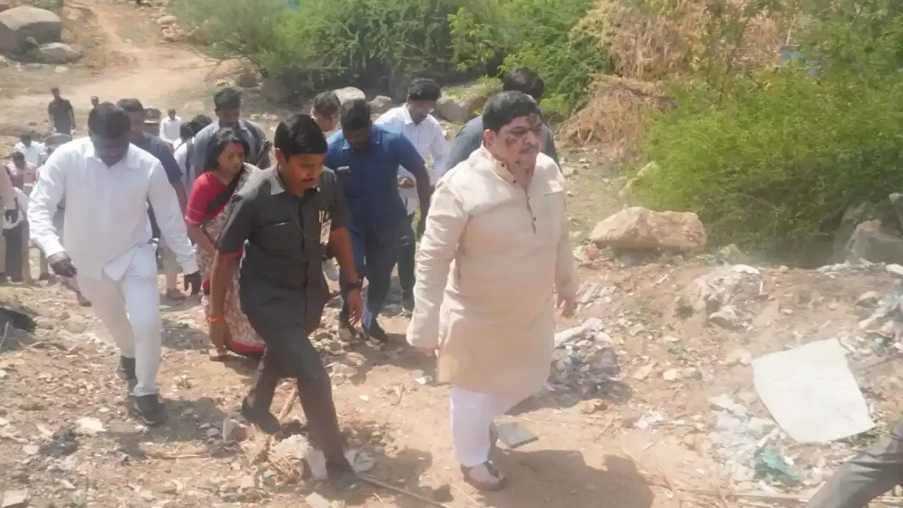 TG : బంజారాహిల్స్ లో కబ్జాకు గురైన... 12 ఎకరాల ప్రభుత్వ భూమి స్వాధీనం TG : బంజారాహిల్స్ లో కబ్జాకు గురైన... 12 ఎకరాల ప్రభుత్వ భూమి స్వాధీనం