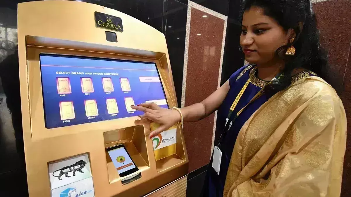 GOLD ATM: పసిడి లావాదేవీలకు ఆల్ ఇన్ వన్ గోల్డ్ ఏటీఎం GOLD ATM: పసిడి లావాదేవీలకు ఆల్ ఇన్ వన్ గోల్డ్ ఏటీఎం